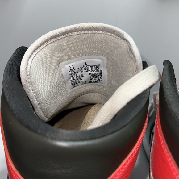 Nike 2021 Women’s  Air Jordan 1 Mid SE 'Newsprint' - Picture 5 of 7